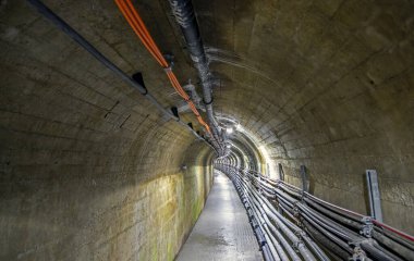  Depolama gölünün Drossensperre binasında elektrik kabloları olan en üst bakım tüneli elektrik santralleri grubu Kaprun 'dan elektrik santrali Drossensperre Avusturya' nın Tauern kentinde ulusal parkta.