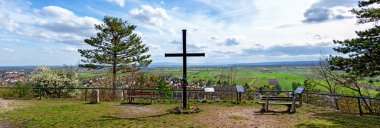 Bath Voeslau 'daki Helenhoehe (Helen yüksekliği) çaprazından güneye doğru panoramik manzara, Avusturya