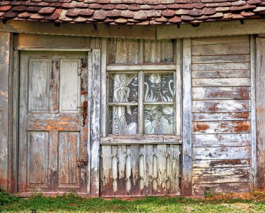 Romanya 'nın Biertan kentindeki Bierthaelm kilisesinde perdeli, kapısı ve penceresi olan terk edilmiş ahşap bir kulübe.