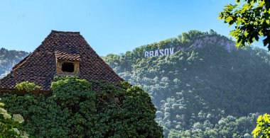 Brasov (Kronstadt) kentinin yukarısındaki Tampa Dağı 'nda BRASOV' un imzalanması