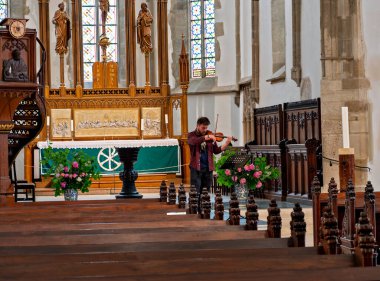Romanya 'nın Transilvanya kentindeki Sibiu (Hermannstadt) kilisesinde kemancı.