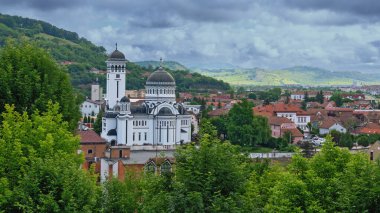 Romanya 'nın Transilvanya kentindeki Sighisoara' da (Schaesburg) kötü havaya yaklaşan Ortodoks Üçlemeci Kilisesi