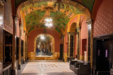 Romanya 'nın Transilvanya kentindeki Bistrita Kültür Sarayı' nın (Bistritz) parlak tasarlanmış ve zengin dekore edilmiş ön salonu