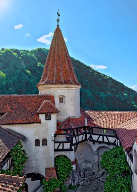Romanya 'nın Transilvanya kentindeki Drakula Sarayı' nın iç avlusuna bakın