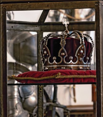 Romanya 'nın eski krallarının çelik tacı kırmızı kadife bir yastıkta.