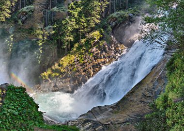  Avusturya 'nın Salzburg bölgesindeki yüksek Tauern Ulusal Parkı' ndaki Krimmml şelalesinin orta çağlayanı.