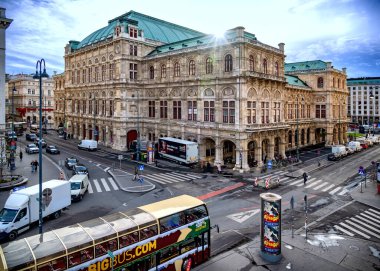 Albertinaramp Meydanı 'ndan Viyana Devlet Operası' na kış güneşinin ışığında bakın.
