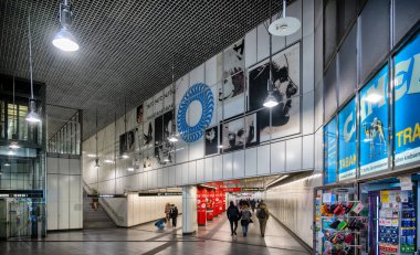 Viyana Merkez İstasyonu 'ndan Wiener Linien' in (Viyana toplu taşımacılığı) Suedtiroler Platz (Güney Tiyrol Meydanı) metro istasyonuna giden geçitteki grafiklerle dolu duvar, Avusturya