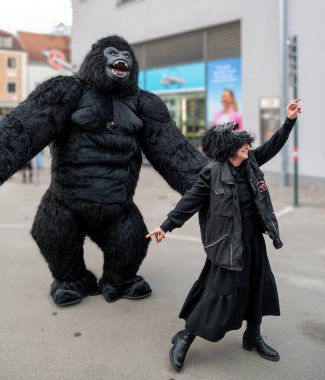 Büyük goril aktör ve kadın 2025 Tulln şehrindeki karnaval geçit töreninde Tuna Nehri, Avusturya