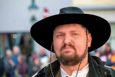  Avusturya 'nın Tuna Nehri kıyısındaki Tulln şehrinde 2025 Cowboy maskeli karnavalın katılımcılarından birinin başı.