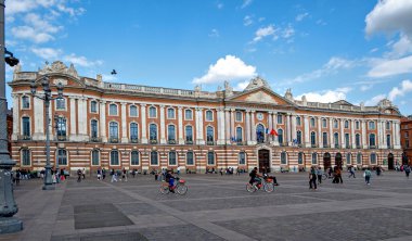 Belediye binası ve tiyatronun bulunduğu Capitole binası Fransa 'nın Toulouse şehrinin merkezindeki Place du Capitole' de yer almaktadır.