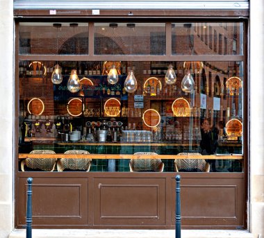 Fransa 'nın Touloiuse kentindeki bir bara geniş bir pencereden bakmak