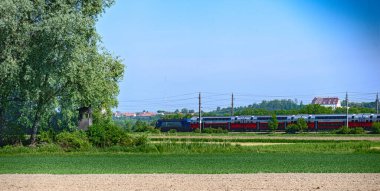 Avusturya 'nın Julienburg Sarayı' ndan önce Tullnerfeld bölgesindeki Avusturya Federal Demiryolu Treni.