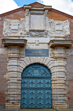 Eski Cizvit Koleji 'nin ana kapısı. Fransa' nın Toulouse kentindeki Pierre de Fermat Koleji öğrencilerinin girişi.