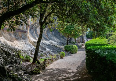 Fransa 'nın ünlü Marqueyssac bahçesindeki uçurumlar boyunca ışık ve gölgeli yol