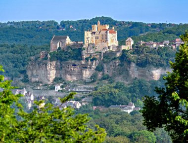 Beynac Şatosu, Fransa 'nın Beynac-et-Cazenac kasabasında Dordogne nehrinin üzerindeki kireçtaşı bir platoda bulunan bir ortaçağ tepe kalesi.
