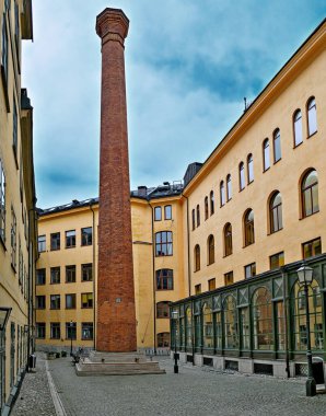Stockholm, İsveç 'te Riddarholmen' daki bir binanın avlusundaki eski bir matbaanın bacası.