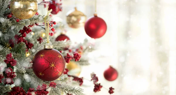 Bokeh 'le birlikte Pencere Önündeki Noel Ağacı. Çok derin değil..