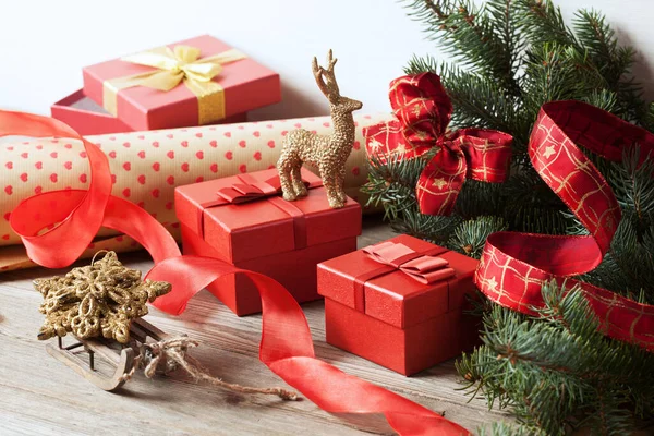 Bir Pencerenin Önündeki Noel Hediyesi 