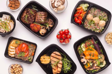Restoran sağlıklı yemek teslimatı. Her gün paket servis ediliyor..