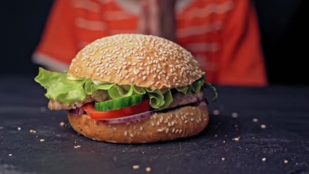 Adolescente Mãos Tomar Saboroso Hambúrguer Deitado — Vídeo de Stock
