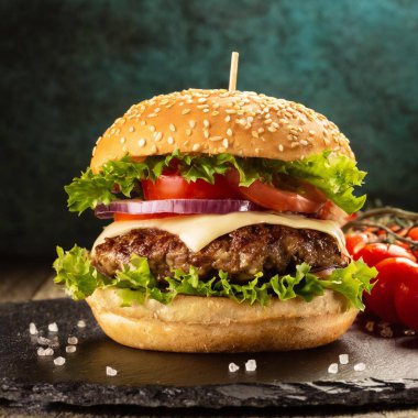 Klasik hamburgerci fotoğrafı, beyazla izole edilmiş.