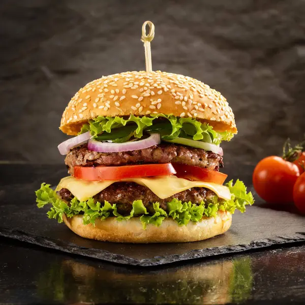 Klasik hamburgerci fotoğrafı, beyazla izole edilmiş.
