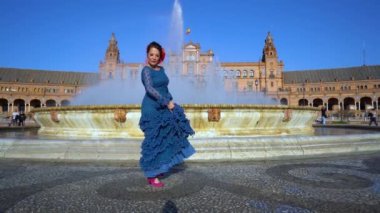 Sevilla, Endülüs, İspanya 'da geleneksel İspanyol kadın flamenko dansı yapıyor.