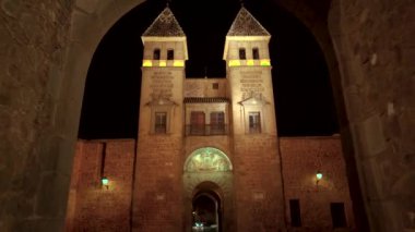 Ortaçağ 'dan kalma Toledo, Castilla y la Mancha, İspanya' nın büyük ortaçağ kapısı..
