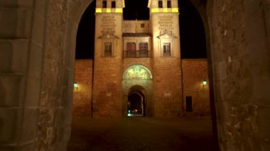 Ortaçağ 'dan kalma Toledo, Castilla y la Mancha, İspanya' nın büyük ortaçağ kapısı..