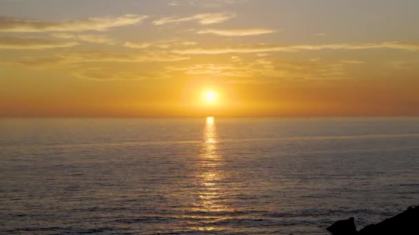 黄金とオレンジのトーン 雲と良い夏の日の水の上に歩道を形成太陽の反射と海の上の夕日 — ストック動画