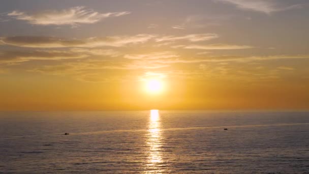 黄金とオレンジのトーン 雲と良い夏の日の水の上に歩道を形成太陽の反射と海の上の夕日 — ストック動画