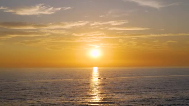Zonsondergang Boven Zee Met Reflectie Van Zon Die Een Pad — Stockvideo