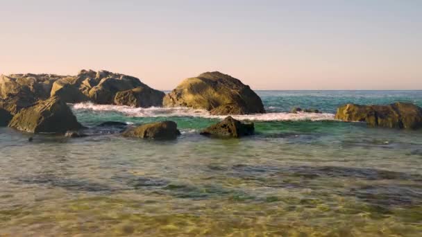 夏のスペインのビーチ 休暇中の未確認の観光客と 青空と晴れた日 — ストック動画