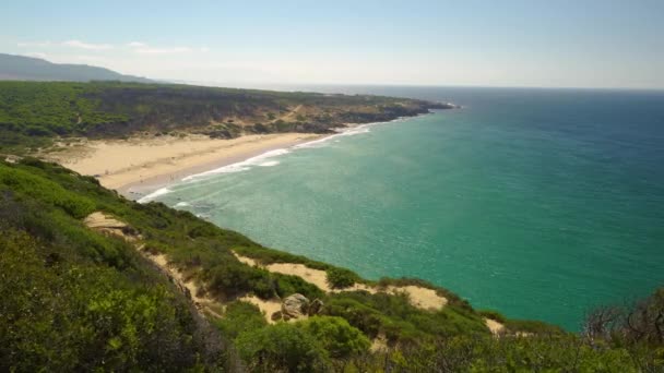 Пляжи Испании Летом Неопознанными Туристами Отдыхе Солнечный День Голубым Небом — стоковое видео