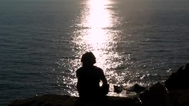 Силует Людини Скелі Слідом Відображення Сонця Морській Воді Задньому Плані — стокове відео