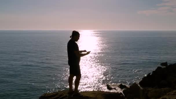Silhouette Homme Sur Une Falaise Avec Sentier Reflet Soleil Sur — Video