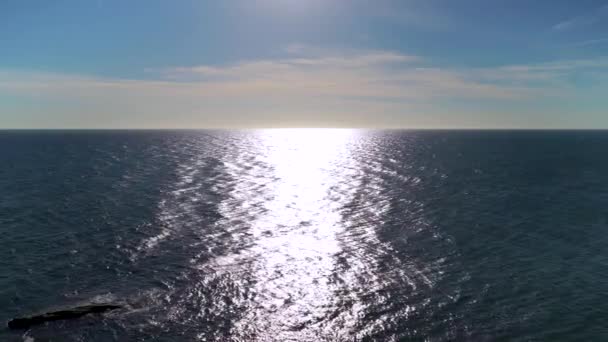 阳光在海水上留下的痕迹 从悬崖上看到 是蓝天蓝云的一天 — 图库视频影像