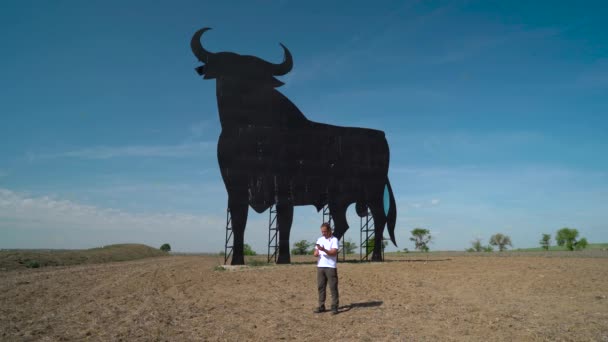 Spanyol Bir Adam Tipik Bir Spanyol Manzarası Arkasında Mavi Gökyüzü — Stok video