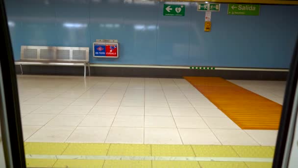 Ein Bahnhof Und Die Türen Der Madrider Bahn Schließen Zur — Stockvideo