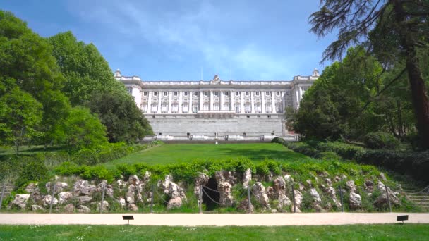 Palatul Regal Din Madrid Din Grădini Însorită Cer Albastru Din — Videoclip de stoc