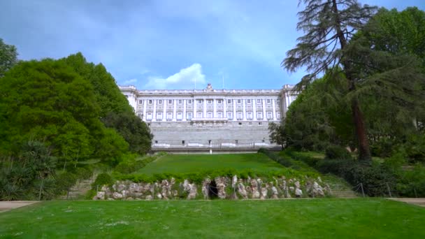 Pałac Królewski Madrycie Ogrodów Słoneczny Dzień Błękitnym Niebem Madrytu Hiszpanii — Wideo stockowe