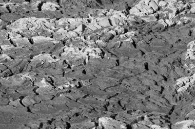 Çöl manzarasının resmi.