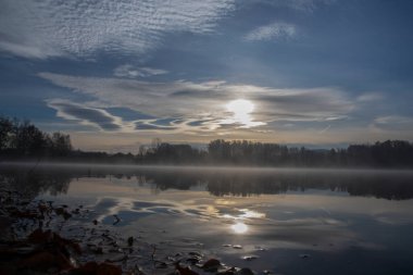 Gölün üzerinde güzel bir gün doğumu