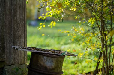 Duvarları ve pencereleri olan eski kırsal yapı detayları