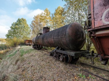 Sonbaharın sonlarında raylarda dinlenen paslı, eski tren yolu.