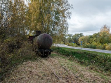 Sonbaharın sonlarında raylarda dinlenen paslı, eski tren yolu.