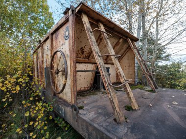 Sonbaharın sonlarında raylarda dinlenen paslı, eski tren yolu.
