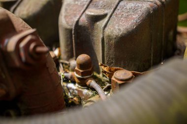 Eski paslı traktör detayları ve pas ve tozla kaplı yakın çekimler. Klasik metal ayrıntıları