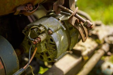 Eski paslı traktör detayları ve pas ve tozla kaplı yakın çekimler. Klasik metal ayrıntıları